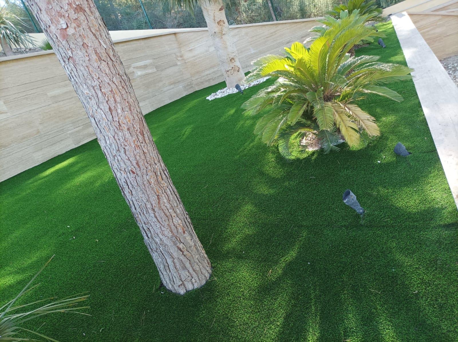 Proyecto de jardín con césped artificial