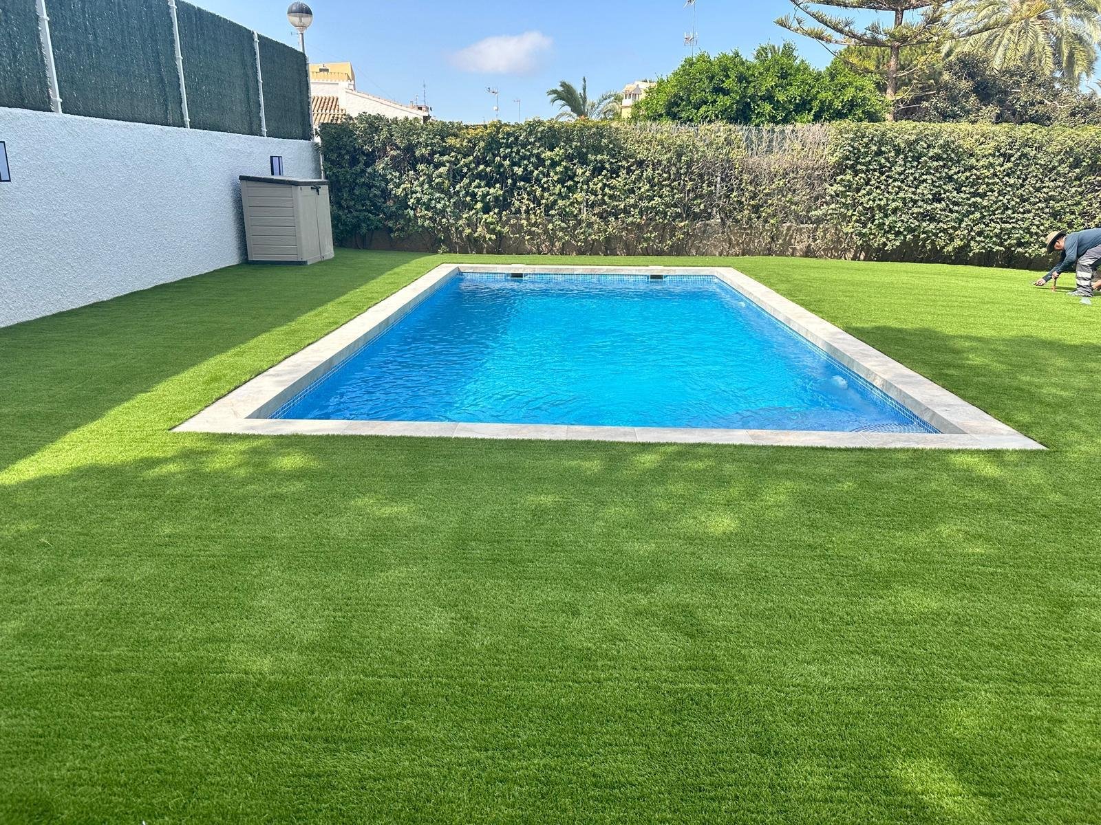 Proyecto de piscina con césped artificial